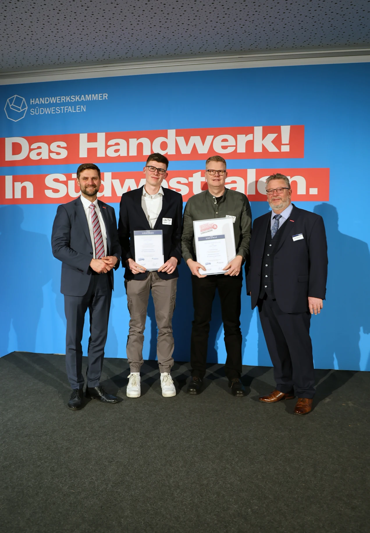 1. Kammersieger Lukas Poggel bei der Urkundenübergabe